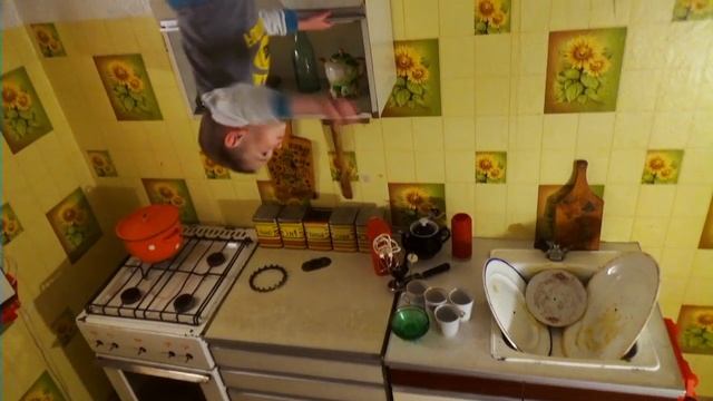 Дом вверх дном Дети и Дом-Перевертыш! Дети гуляют по потолкам вверх ногами смотреть онлайн