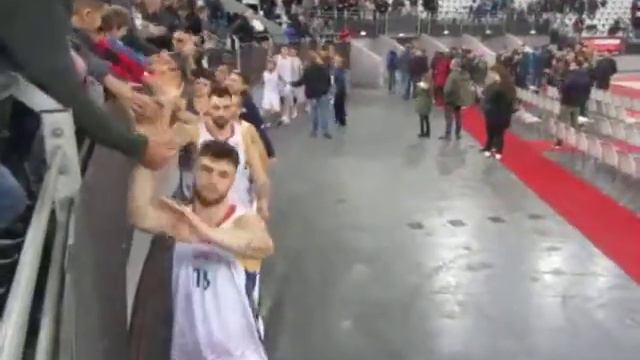 Giro di campo dei giocatori della Virtus Roma dopo la partita contro Rieti смотреть онлайн