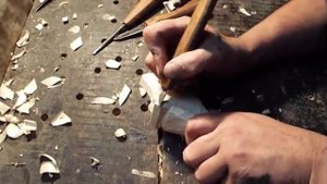 морда медведя на топорище. резьба по дереву.Bear on the ax handle. woodcarving.