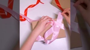 DIY Как оформить подарок лентой. Завязываем бант из ленточки. Оригинальная упаковка своими руками.