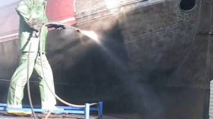 Гидродинамическая очистка металлического корпуса судна от краски
