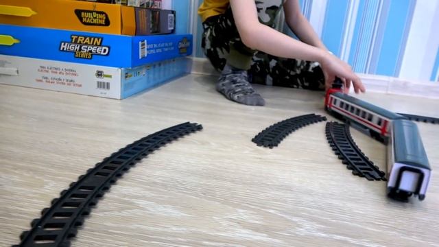 Макс играет в игрушки. Поезд и железная дорога. Видео для детей про поезда.