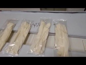 Упаковка перчаток на горизонтальном упаковочном автомате MAGIKON 350AGX