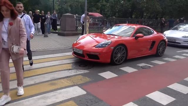Москва. Прохожие на улицах, красивые девушки.