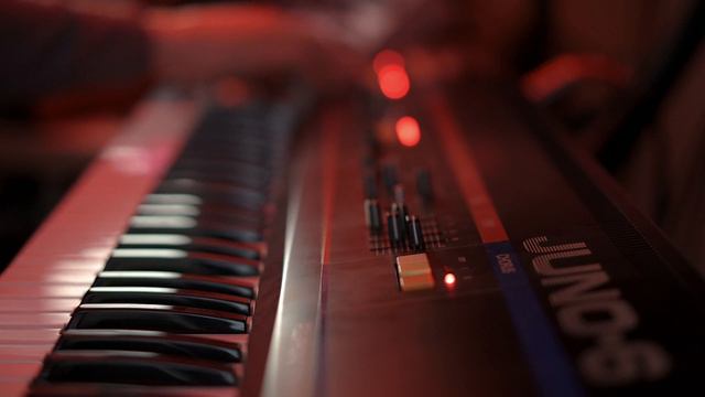 Roland JUNO-6 with Tubbutec-66 Mod: Demo of some of my favorite features смотреть онлайн