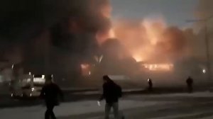Как люди спасаются от взрыва в ТЦ "Мега Химки" в Москве