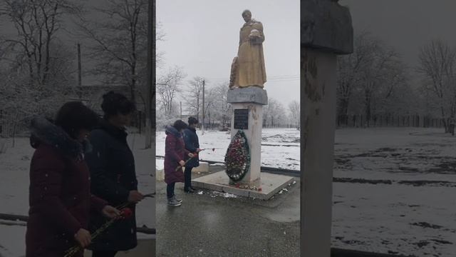 Возложение цветов к памятнику Воину-Победителю