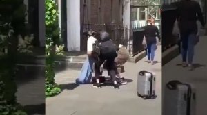 Парень в костюме куста пугает людей