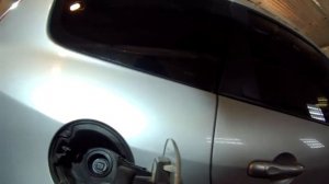 Рено Сценик. Снимаем лючок бензобака.