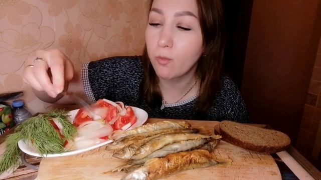 МУКБАНГ/Мойва жаренная?Ем как семечки ☺️?