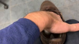 Скрипят кожаные кроссовки при ходьбе