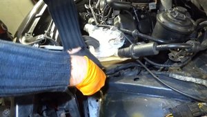Замена шланга системы охлаждения N62B48 BMW e66. Замена датчика давления масла