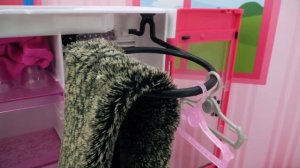 Куклы Барби и Штеффи лепят снеговика! Детское видео