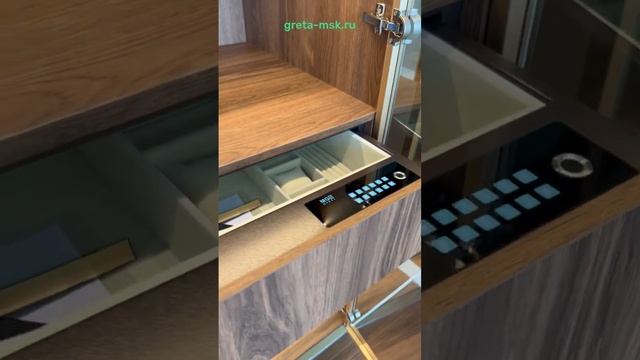 Зеркальный шкаф с золотым профилем