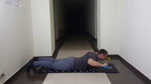 Приведение плеч с гантелями лёжа на животе