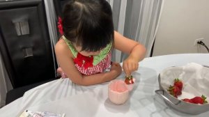 Mia can cook - Simple Chocolate covered strawberries with Mia ..