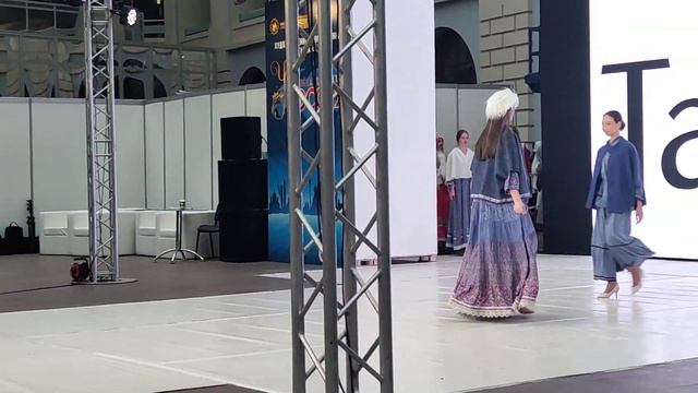 Показ мод в Гостином Дворе. смотреть онлайн