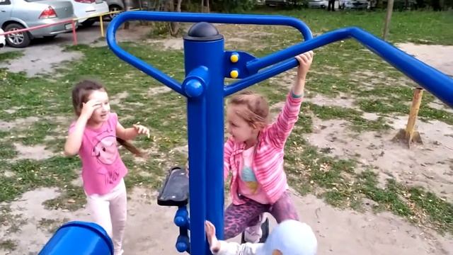 Миратея гуляет с Лерой ПОСЛЕ САДИКА! Полный двор детей! смотреть онлайн