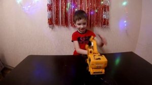 Открываем трактор с ковшом на пульте управления. Обзор новогодних подарков#2 /Tractor with a bucket