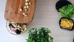 Яркий вкусный салат с копченой курицей