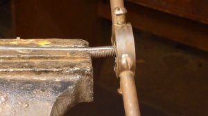 Как нарезать резьбу на плоском хвостовике клинка.