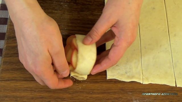 "Розочки" из слоеного теста с яблоками. Красиво и вкусно.