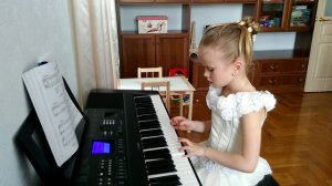 Алина, 5 лет, играет этюд
