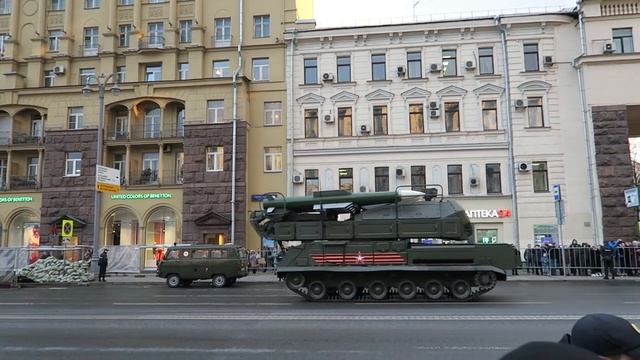 Майские в МОСКВЕ! Попала на парад. ГУМ, пристают на Красной площади смотреть онлайн