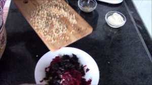 Мой любимый салат из свеклы с черносливом и грецкими орехами. Просто, быстро и очень вкусно!