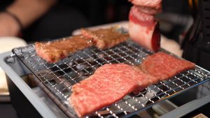 Кемпинг под дождем с новым кемпинговым грузовиком