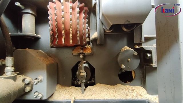 Измельчитель для получения опилок KRAFTER CM 250. Процесс измельчение отходов лесопиления в опилки.