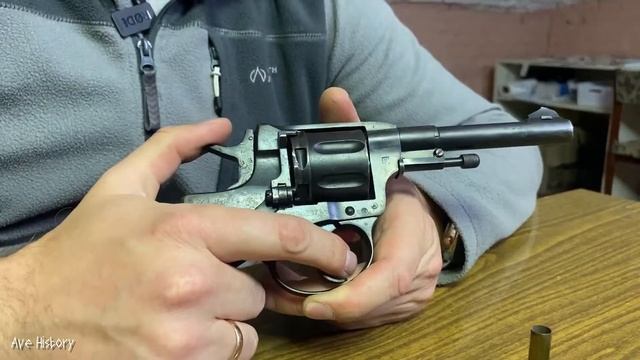 Почему у Нагана такие необычные патроны смотреть онлайн