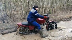 мотоциклы едут в глубокую лужу