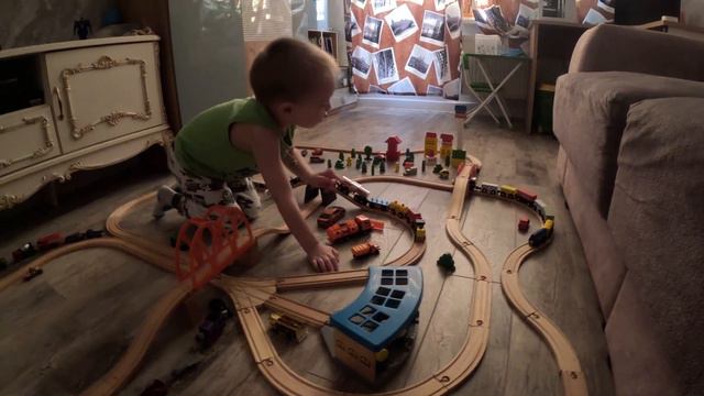 дереаянная железная дорога с депо смотреть онлайн