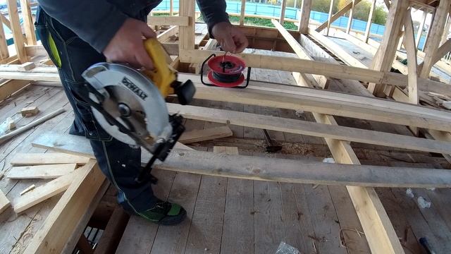 МОНТАЖ МЕТАЛЛОЧЕРЕПИЦЫ И КОНЬКА. КАРКАСНЫЙ ДОМ. СТРОЮ ОДИН. Часть 21 смотреть онлайн