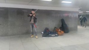 Music in metro 15: the violinist plays the song"Katyusha",and the audience sing this song in unison