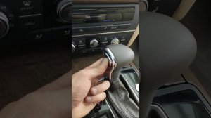Запала кнопка на ручке КПП Audi A7