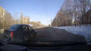 Обезьяна режет