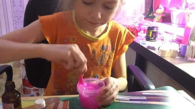 Слайм из геля с блестками смотреть онлайн