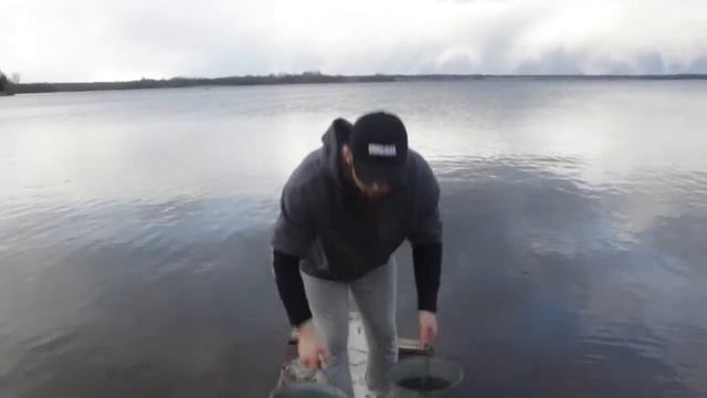 Качаем плечи ведрами с водой.