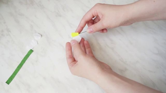 Цветок клубники из гофрированной бумаги с конфетой. Мастер-класс. Strawberry flower paper DIY