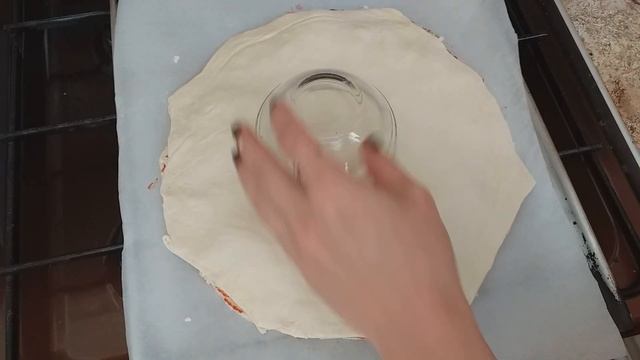 Сейчас вы пойдёте к духовке! Закусочный пирог с колбасой и сыром, который сложно не приготовить!