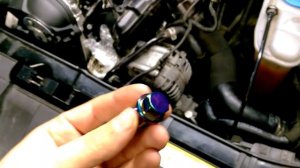 Установил магнитную пробку картера и промываю двигатель