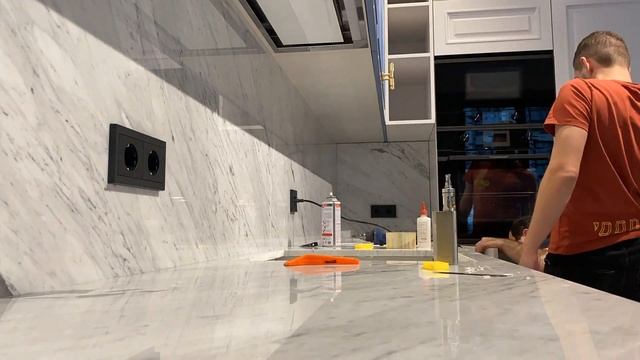 Монтаж столешницы из мрамора Bianco Carrara