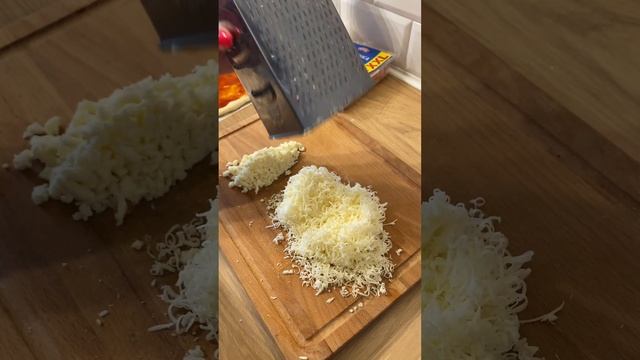 Гавайская пицца с ветчиной, ананасами и сыром