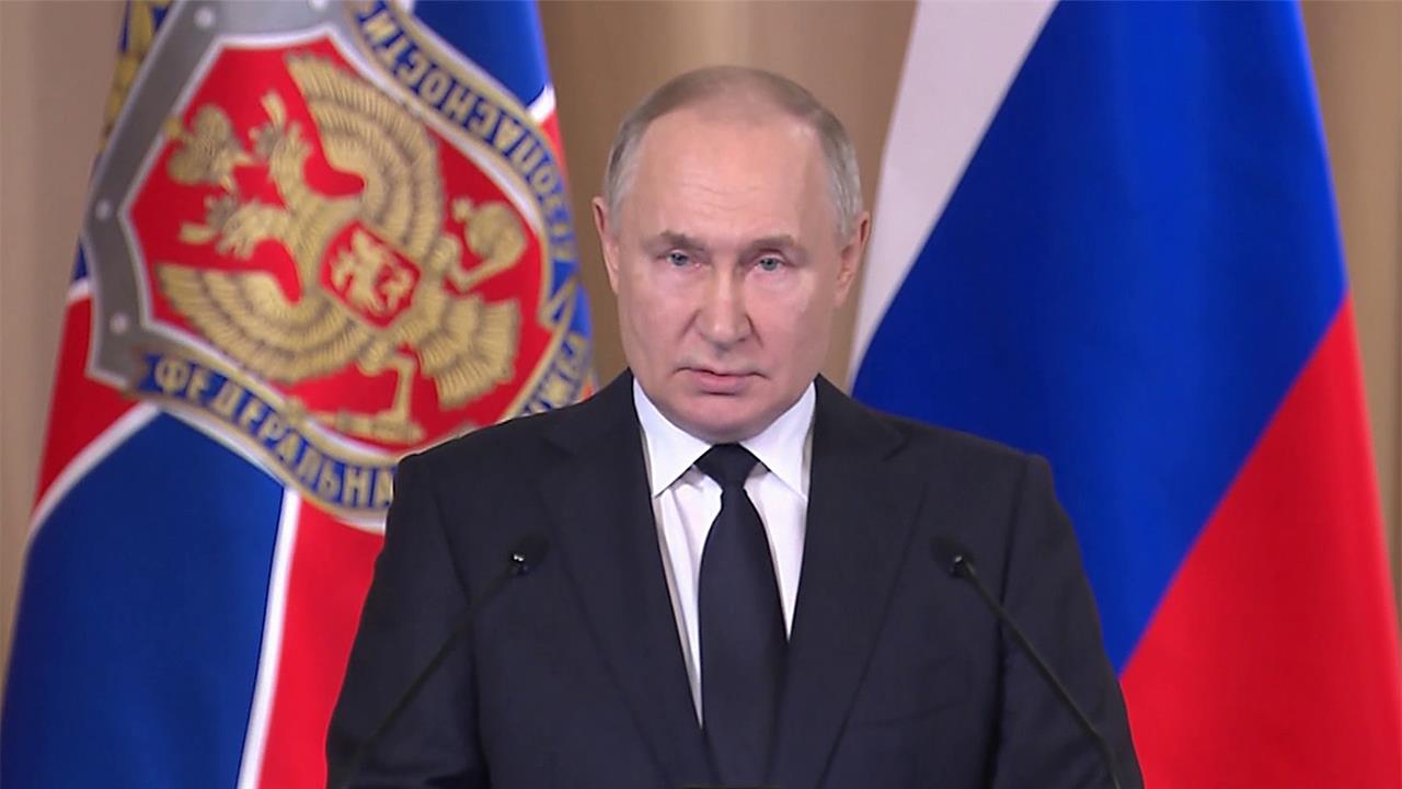 В. Путин поручил ФСБ выявлять поименно всех предателей России и наказывать их без срока давности