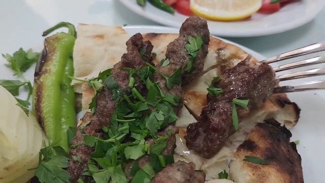 ЛУЧШИЙ ЛЮЛЯ КЕБАБ КАКОЙ МЫ ПРОБОВАЛИ В ТУРЦИИ \ Korkuteli şış \ Анталия смотреть онлайн