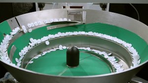 Упаковочная линия RAMAC с 14-ю счётными устройствами для мебельной фурнитуры