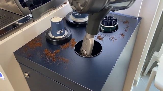 Чистим кухню аккумуляторным пылесосом Colombina De'Longhi XLM 408/407/353 смотреть онлайн