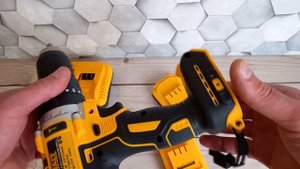 Шуруповёрт девалт бесщеточный ударная 21 вольт 2 ампер. Аналог DEWALT